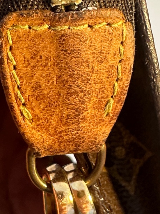 Louis Vuitton Monogram Clutch
Interior removed due to peeling and stickiness - Picture 5 of 7